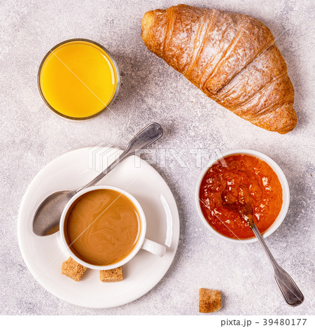 Continental breakfast with fresh croissants 39480177