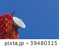 空を仰ぐパラボラアンテナ 39480315