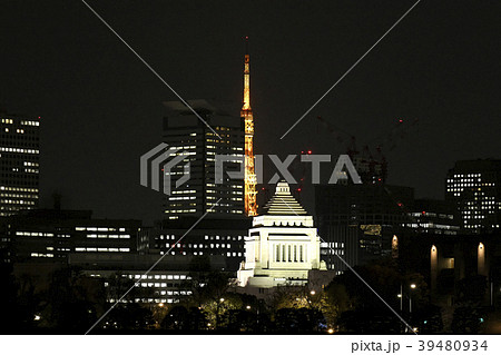 日本の東京都市景観　国会議事堂と東京タワーなどを望む 39480934