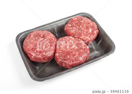 Tray with raw beef burgers or minced meat isolated Tray with raw beef burgers or minced meat isolated 39481119