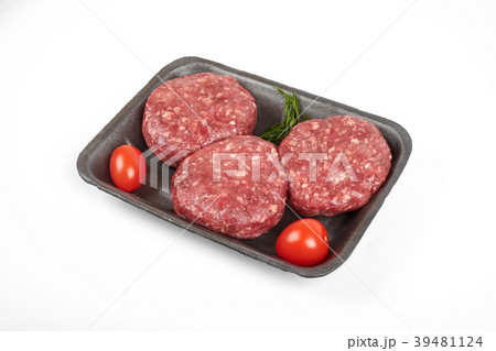 Tray with raw beef burgers or minced meat isolated Tray with raw beef burgers or minced meat isolated 39481124