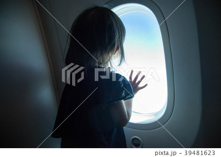 ベトナム航空B787-9の窓から下界を観る少女 ベトナム航空B787-9の窓から下界を観る少女 39481623
