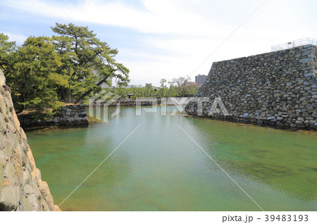 高松城跡の二ノ丸から三の丸、天守台を見る 高松城跡の二ノ丸から三の丸、天守台を見る 39483193