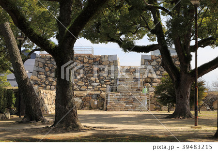 高松城跡の本丸跡から見る天守台 高松城跡の本丸跡から見る天守台 39483215