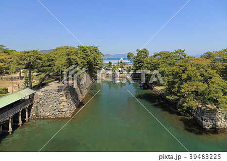 高松城天守台から見る内堀と水門（左・二ノ丸、右・三の丸） 39483225