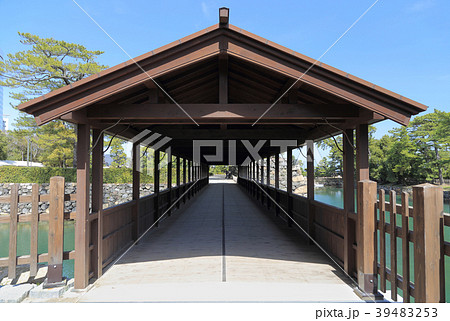 高松城跡の本丸から鞘橋と二ノ丸方向を見る 高松城跡の本丸から鞘橋と二ノ丸方向を見る 39483253