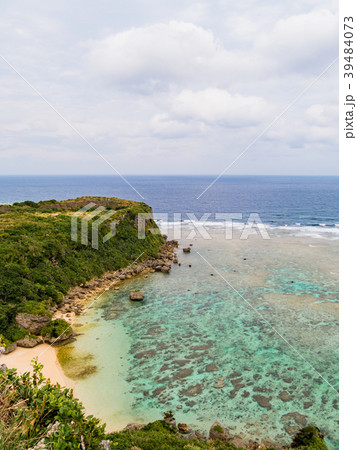 沖縄・宮城島の果報バンタの断崖絶壁と珊瑚礁の絶景 39484073