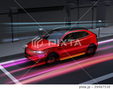 急速充電ステーションに充電している電動SUVのイメージ。 39487530