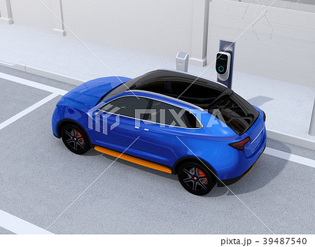 路肩駐車中の電動SUVが急速充電しているイメージ 39487540