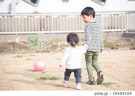 手を繋いで歩く子供の写真素材