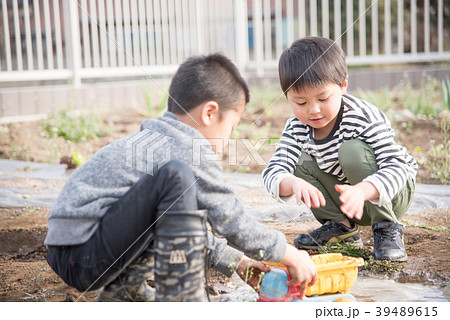 泥遊びをする子供 泥遊びをする子供 39489615