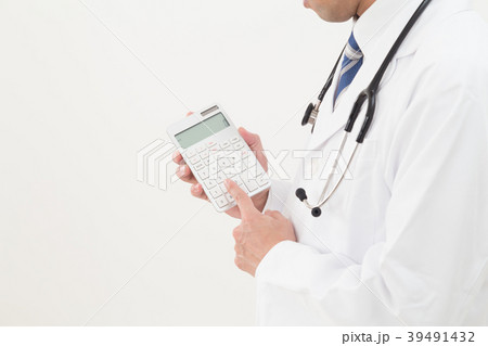 電卓を持つ医者 39491432