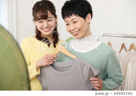 母親に似合う洋服を選んでいる娘 母親に似合う洋服を選んでいる娘 39493592