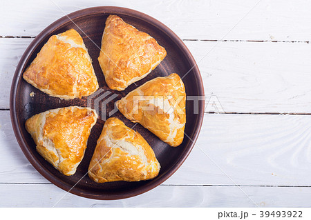 Freshly baked puff pastry samosa 39493922