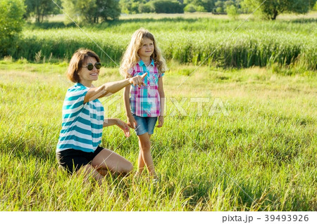 .Beautiful mother outdoors with happy daughter 39493926