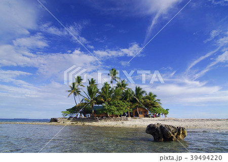 南の海に浮かぶ小さな島 39494220