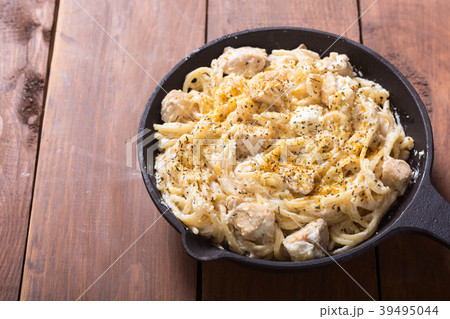 Pasta carbonara with cream sauce 39495044