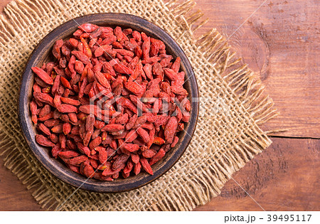 Red goji berries in bowl 39495117