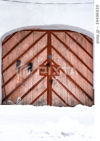 Entrance with an arched double door 39496930