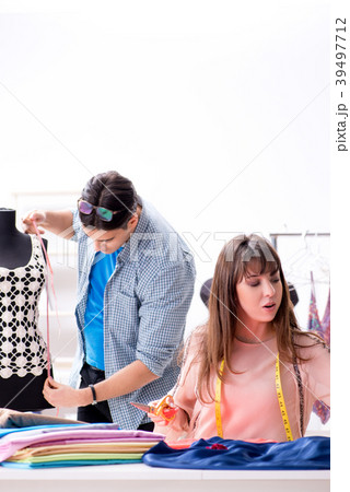 Male tailor with female student in workshop 39497712