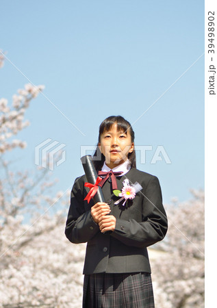 小学6年生の女の子（桜、卒業） 39498902
