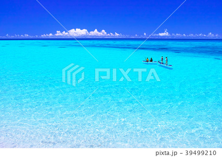 真夏の宮古島・下地空港沿いに広がる綺麗な海でマリンスポーツを楽しむ人々 39499210