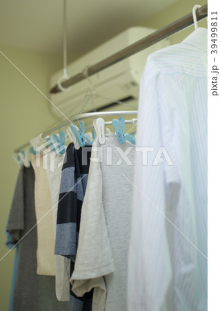 梅雨 (洗濯物 室内干し エアコン Tシャツ 屋内 空調 雨天 悪天候 衣類 服 ファッション) 梅雨 (洗濯物 室内干し エアコン Tシャツ 屋内 空調 雨天 悪天候 衣類 服 ファッション) 39499811