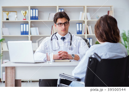 Female patient visiting male doctor for regular Female patient visiting male doctor for regular 39500544