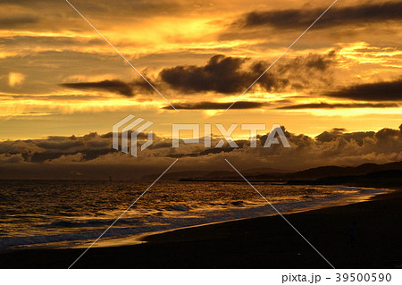 夕暮れの海 海岸 茅ヶ崎 相模湾 海岸線 波打ち際 夕暮れの海 海岸 茅ヶ崎 相模湾 海岸線 波打ち際 39500590