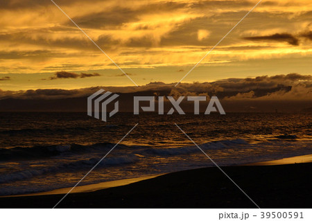 夕暮れの海 海岸 茅ヶ崎 相模湾 海岸線 波打ち際 夕暮れの海 海岸 茅ヶ崎 相模湾 海岸線 波打ち際 39500591