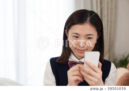 制服 高校生 寝室 朝 スマホ 制服 高校生 寝室 朝 スマホ 39501039