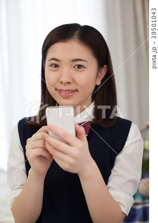 制服 高校生 寝室 朝 スマホ 制服 高校生 寝室 朝 スマホ 39501043