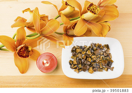 茶色のデンドロビウムの花とキャンドルと虎目石 39501883