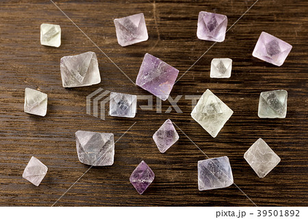 木のテーブルの上の蛍石の結晶 木のテーブルの上の蛍石の結晶 39501892