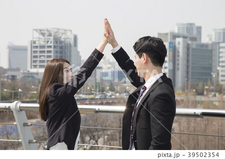 ビジネスマン ビジネスウーマン 韓国人 39502354
