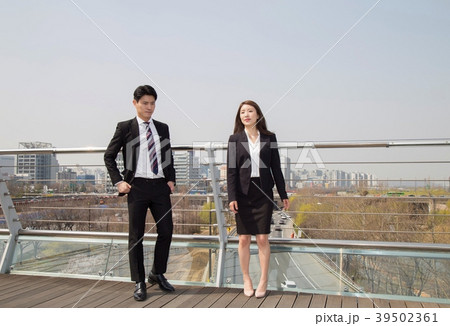 ビジネスマン ネクタイ 都市 39502361