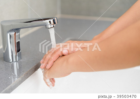 Selective focus of woman washing hands with soap 39503470