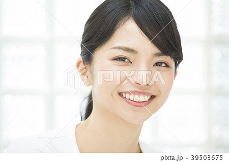笑顔の女性 39503675