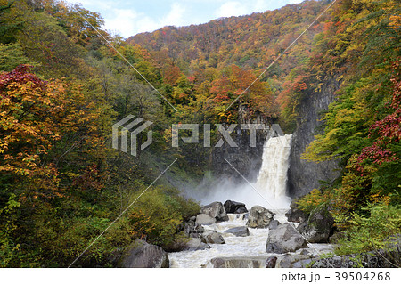 苗名滝 紅葉の写真素材