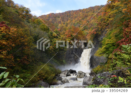 苗名滝 紅葉の写真素材