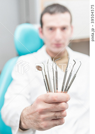 Instruments of the dentist, close-up 39504575