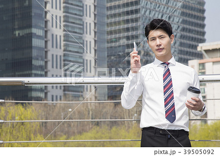 ビジネスマン 韓国人 スーツ 39505092