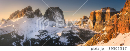 Mountain landscape and spine covered with snow 39505517