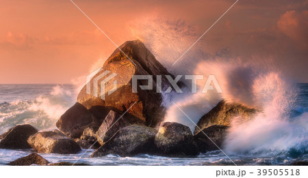 Tropical beach with rocks and big crashing waves 39505518