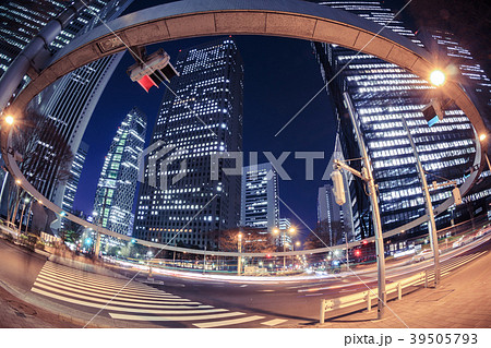 都市風景 新宿警察署裏交差点の夜景の写真素材