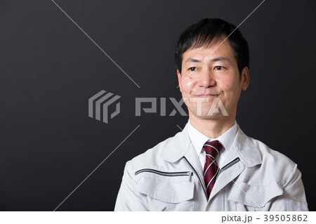ミドル男性（作業着） 39505862