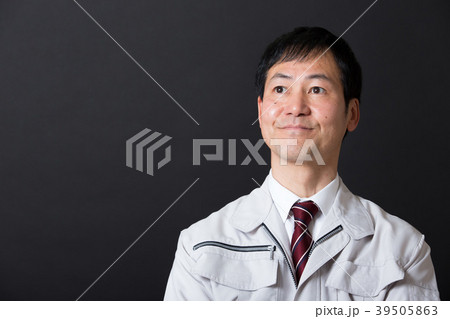ミドル男性（作業着） 39505863