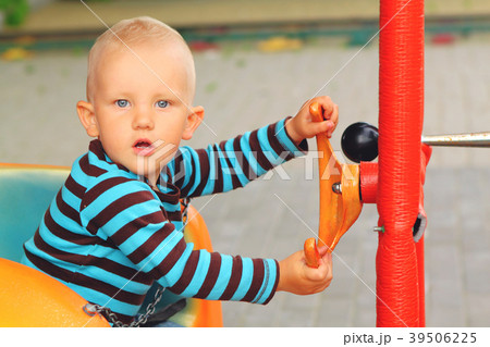 boy childrens attraction wheel mouth open 39506225
