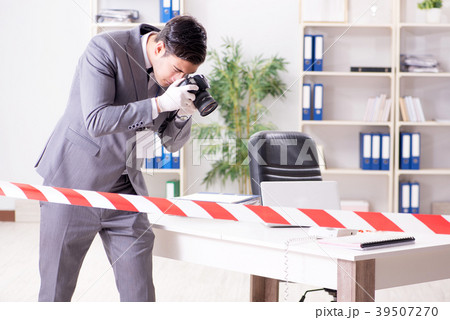 Forensics investigator at the scene of office Forensics investigator at the scene of office 39507270