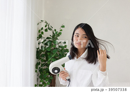 寝室で髪を乾かす女性 寝室で髪を乾かす女性 39507338